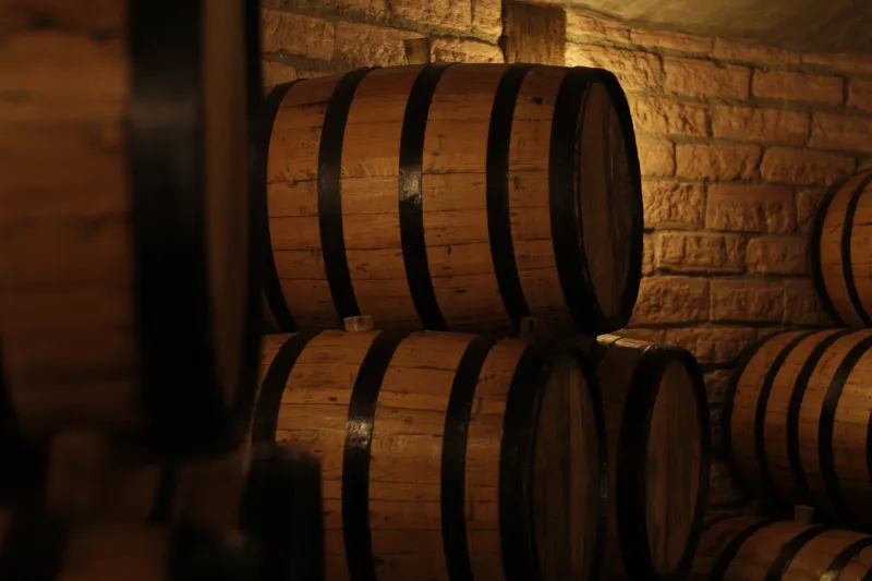 L'alchimie des fûts : comment les tonneaux de Cognac et de Bordeaux redéfinissent la valeur des whiskies écossais